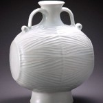 2013 白磁鎬手扁壷　３２×２７×２３