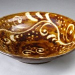 2013 鉄釉抜絵草文皿　１２．５×５１×５１