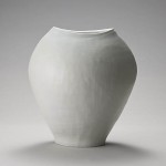 2011 白磁扁壷　33×24×37