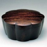 2006 栃拭漆輪花箱　26×33×33
