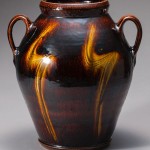 2015 飴釉櫛目手付壷　39x35x32