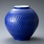 2012 瑠璃釉鎬手羊歯葉文大壺　31×32×32