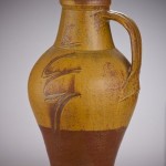 2013 黄釉櫛目手付壷　45ｘ30ｘ30