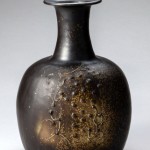 2015 黒磁窯変筒描扁壷　２３．５×２１．５×３３．５