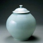 2006 白磁蓋壷 　32.6×29×29