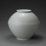 2008 白磁胴紐大壺　33×37.5×37.5