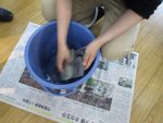 ヒーティングガンで乾燥後、描画を消すべく水洗いをする。