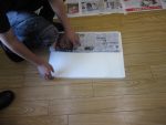 版上に刷り紙を挟んで新聞で覆う。プレス機の場合は紙を塗らさなくて良い、が足の場合なので一晩湿して新聞紙に挟みビニール袋にいれておく