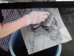 シリコーンは落ちません。描画部が消えた所へインクがのる。