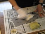 スポンジで手早く均一に塗布して行く